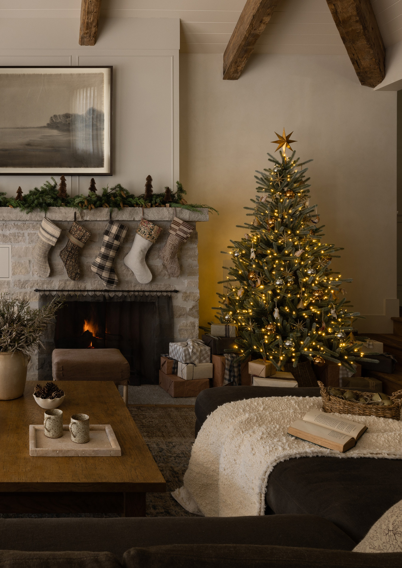 How to Decorate Your Mantle for the Holidays
